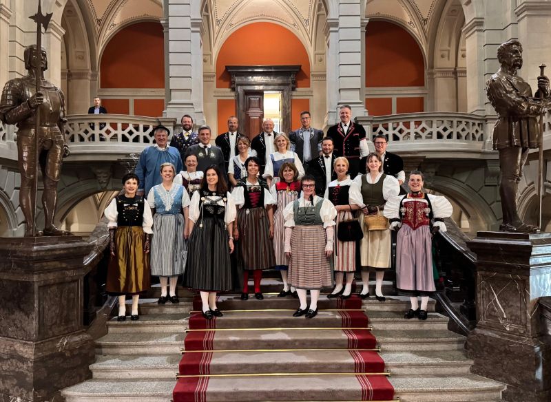 Fichier:Costume traditionnel parlement.jpg