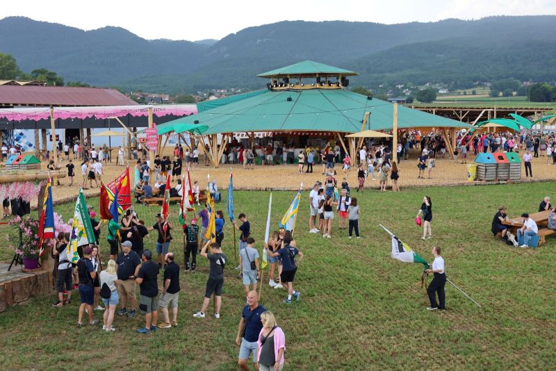 Fichier:Tonnelle-cérémonie d'ouverture .JPG